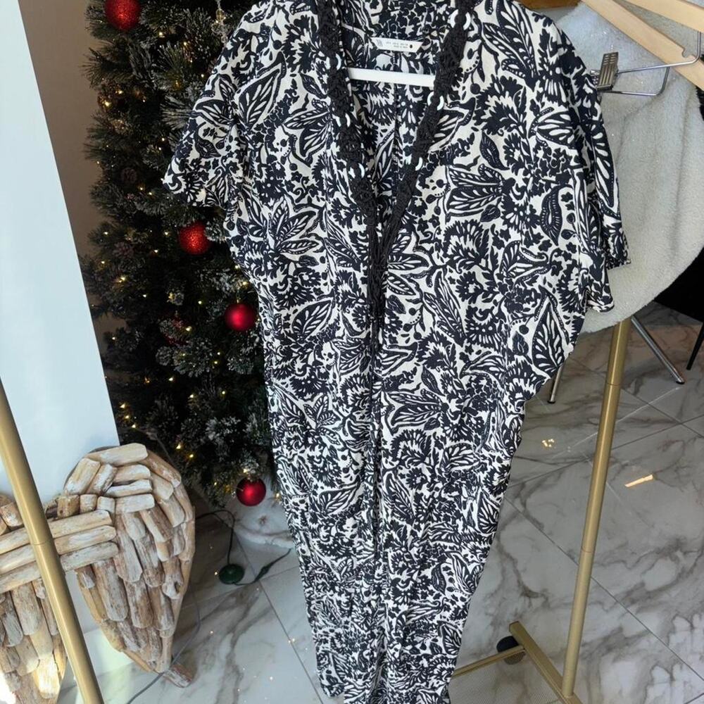 Black white floral print